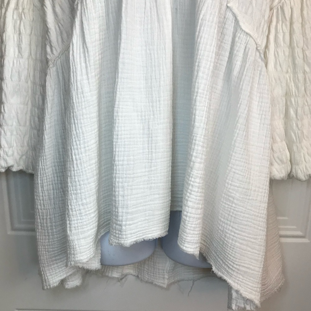 FP We The Free Flower Power White V-Neck Textured Gauze Raw Hem Top size S EUC - Picture 10 of 15